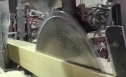 Процесс распиловки бревна на двухдисковой пилораме кареточного типа