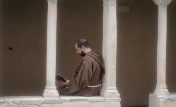 джон малкович папа римский. молодой папа кубик в кубе. молодой папа кубик в кубе. молодой папа кубик в кубе. джуд лоу молодой папа.