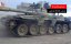 Милая сирийская девушка - корреспондент в первых рядах при наступлении